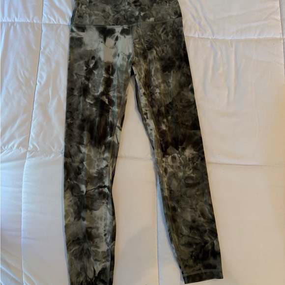 Lululemon Athletica Black and Gray Tie-Dye Leggings - Picture 1 of 9
